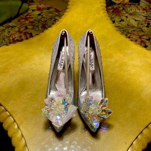 Formal shoes, rhinestone and crystal flower on toe